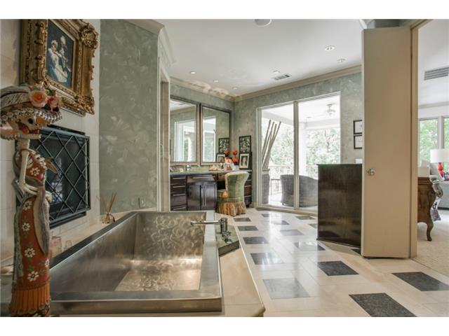 10427 Lennox bathroom