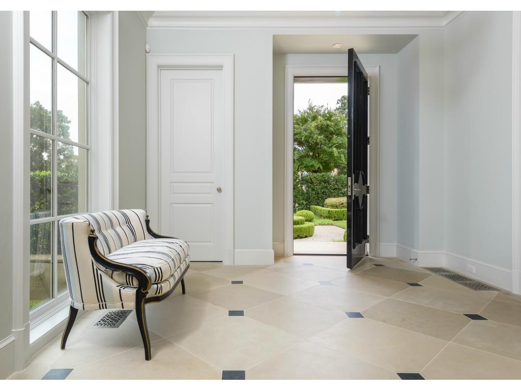 2104 Cedar Elm Terr foyer