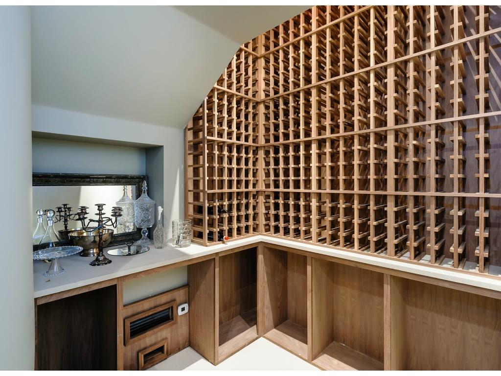 2104 cedar Elm wine