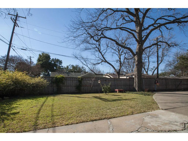 806 Knoll Backyard