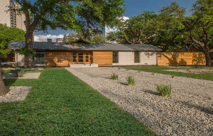 9026_McCraw_Drive_noe_de_leon_identity_real_estate_front1-682x434
