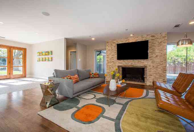 9026_McCraw_Drive_noe_de_leon_identity_real_estate_living2-682x465