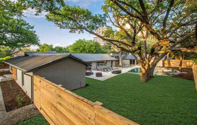 9026_McCraw_Drive_noe_de_leon_identity_real_estate_yard2-682x434
