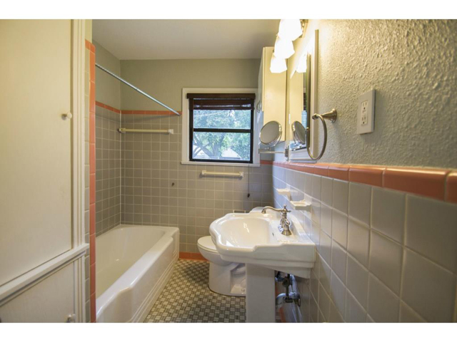 1418 Eastus Vintage hal bath