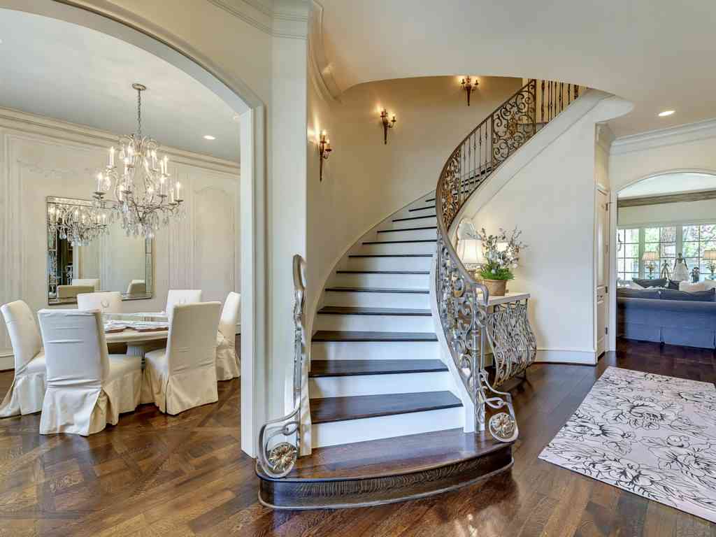 3925 Greenbrier foyer