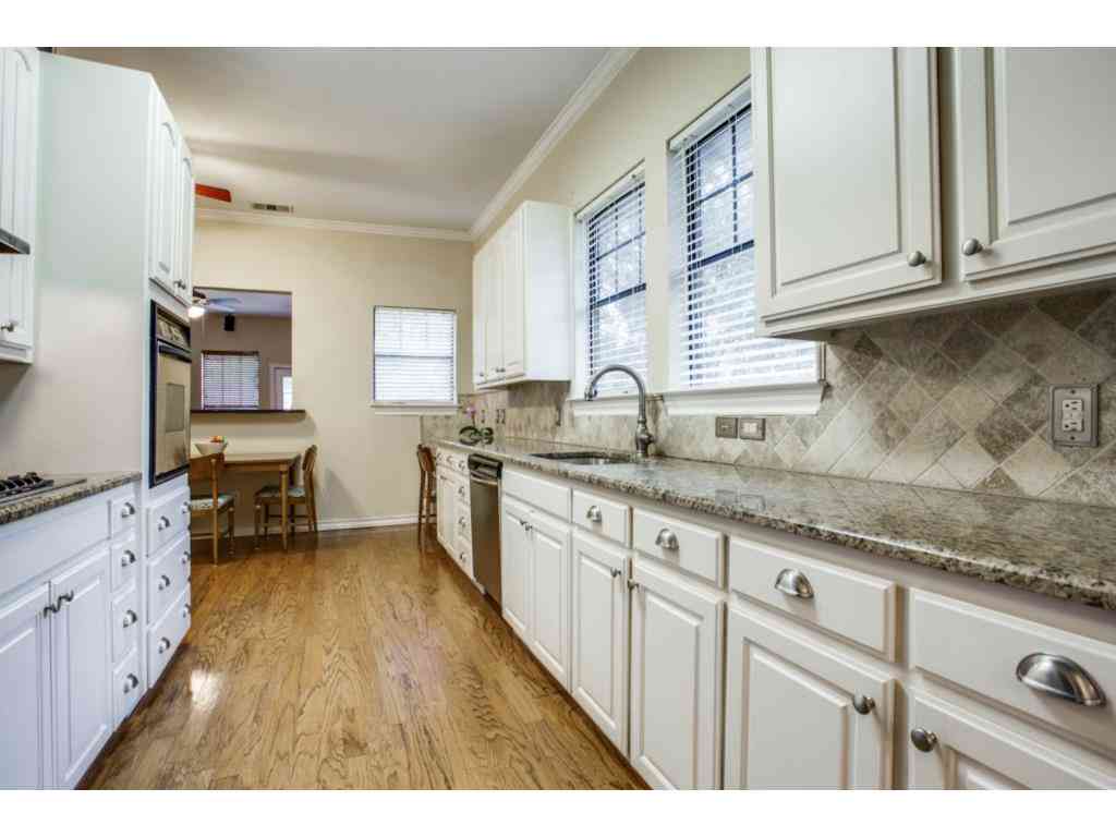 5800 Palo Pinto kitchen