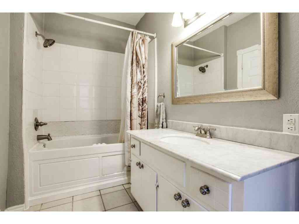 5800 Palo Pinto master bath