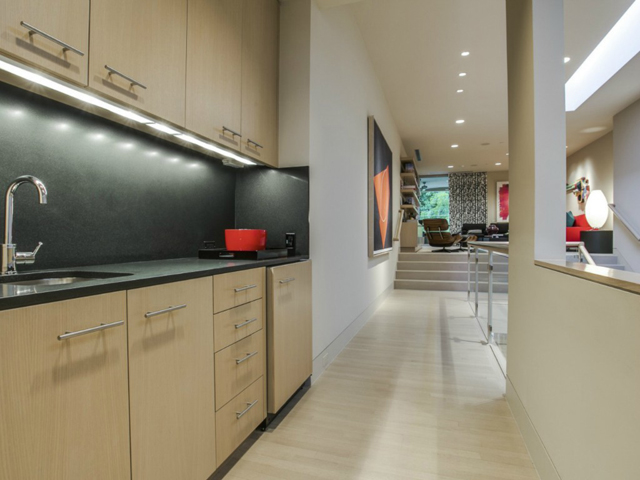 6035 Tulip Wet bar