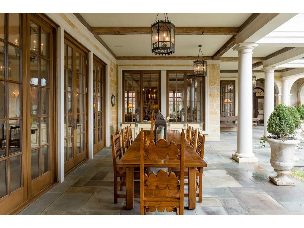 10620 Strait Outdoor Dining