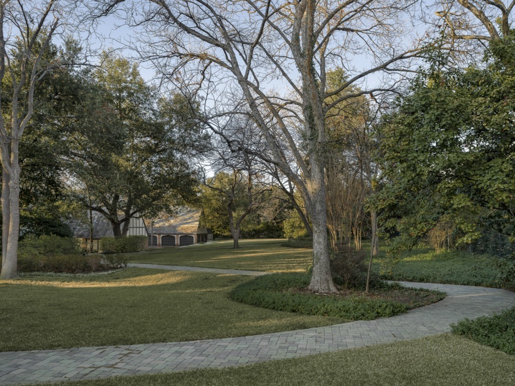 5505 Chatham Hill grounds