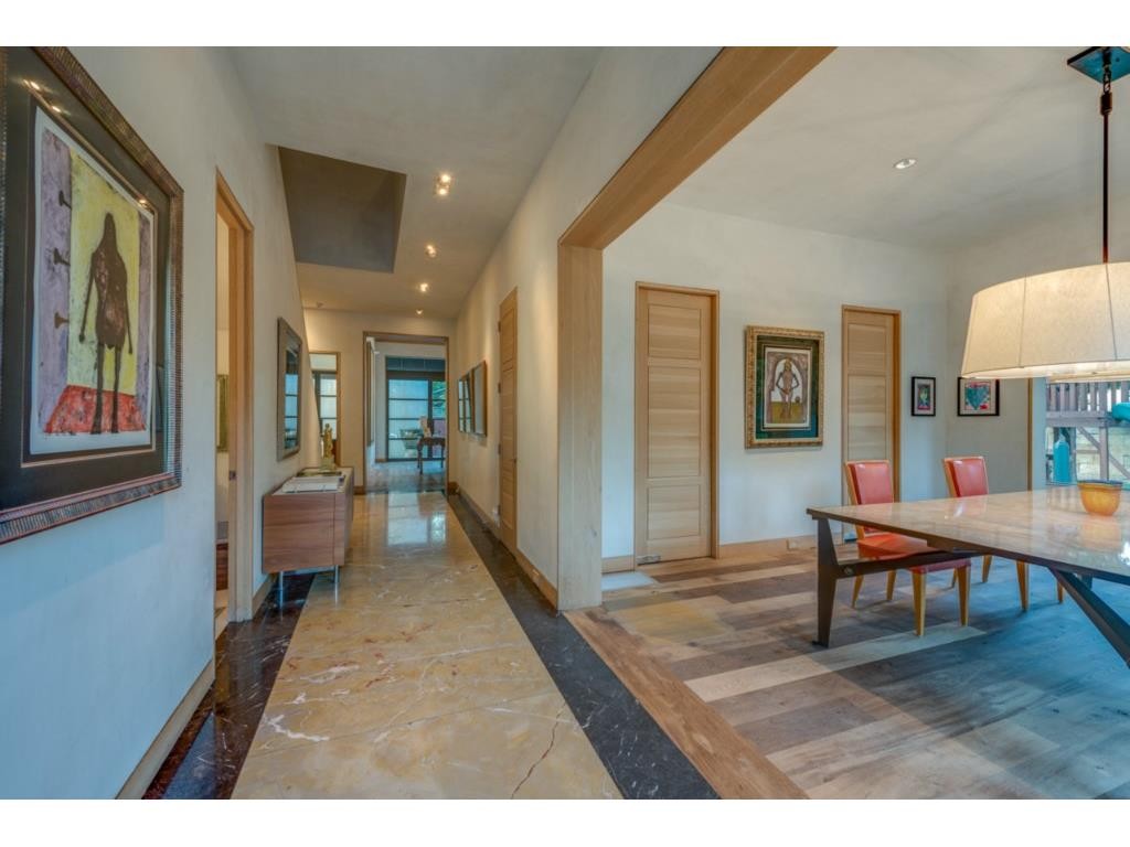 4208 Shenandoah foyer