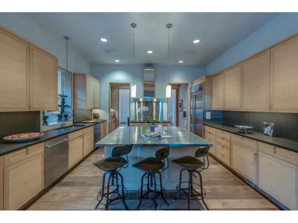 4208 Shenandoah kitchen