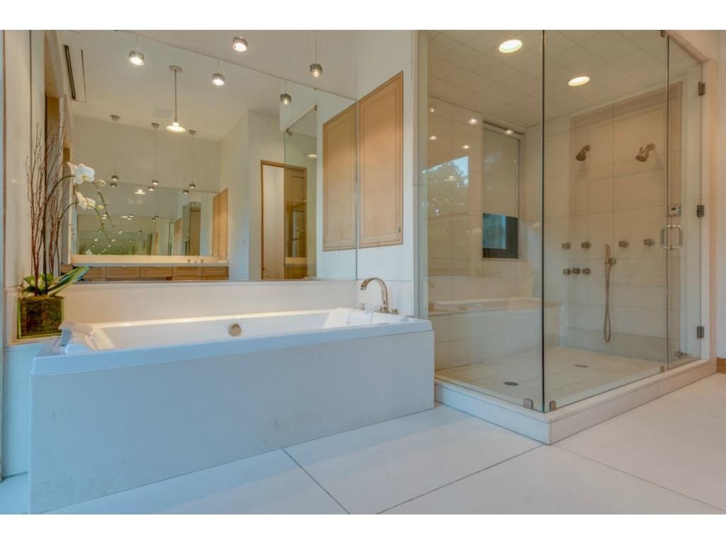 4208 Shenandoah master bath 2