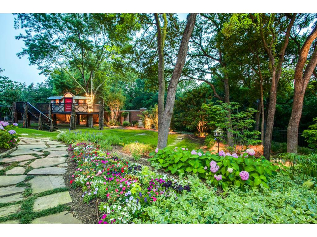 Award winning, air-conditioned treehouse that is built around on
