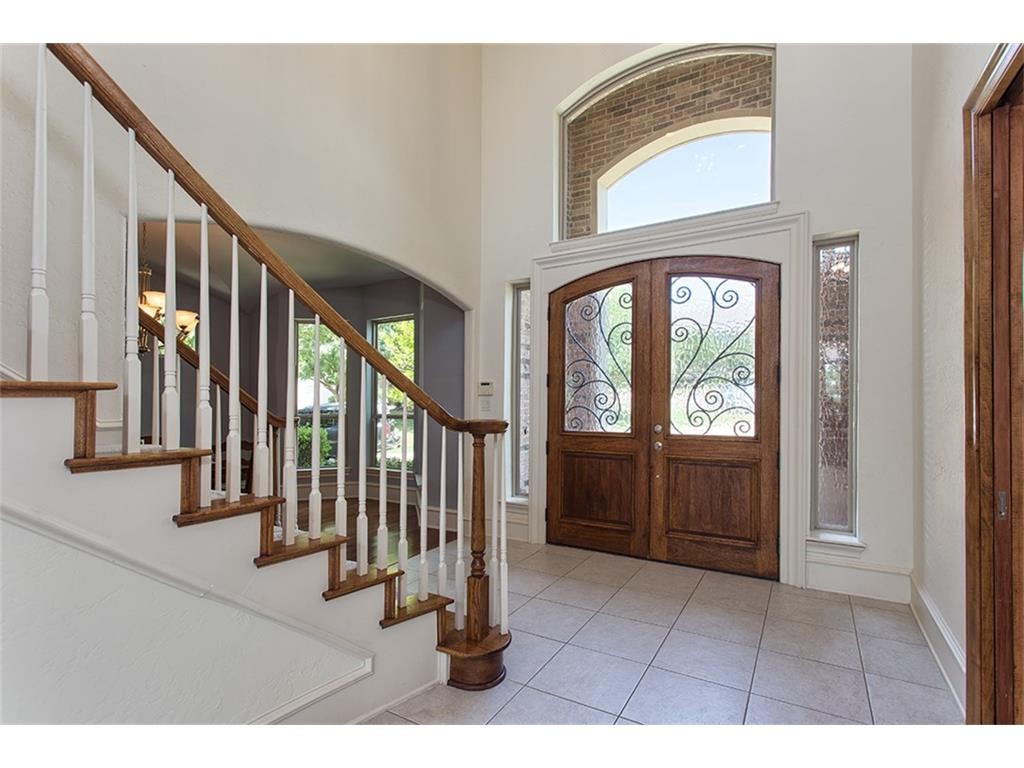 413 Windwood Court foyer