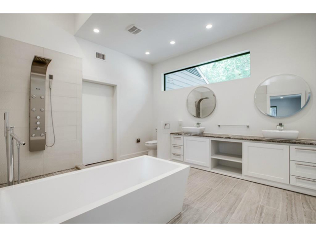 9655 Lakemont Master Bath