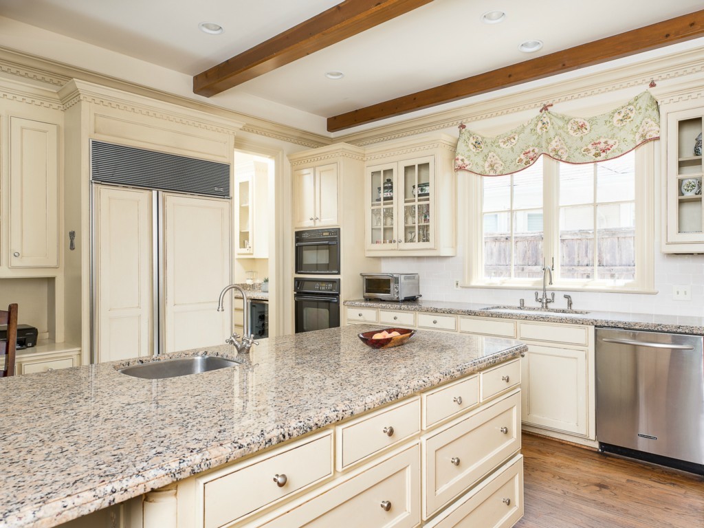 3325 Greenbrier kitchen