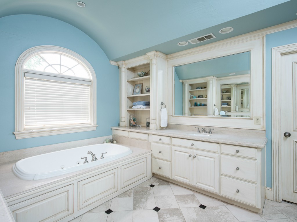 3325 Greenbrier master bath1