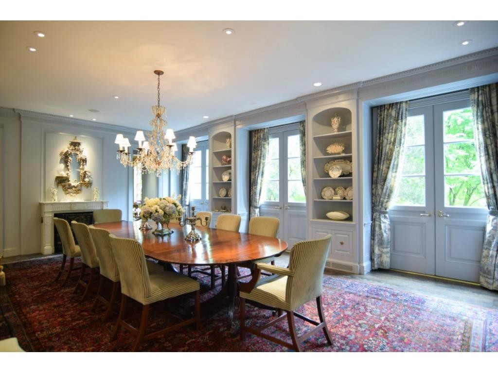 4400 St. Johns dining room