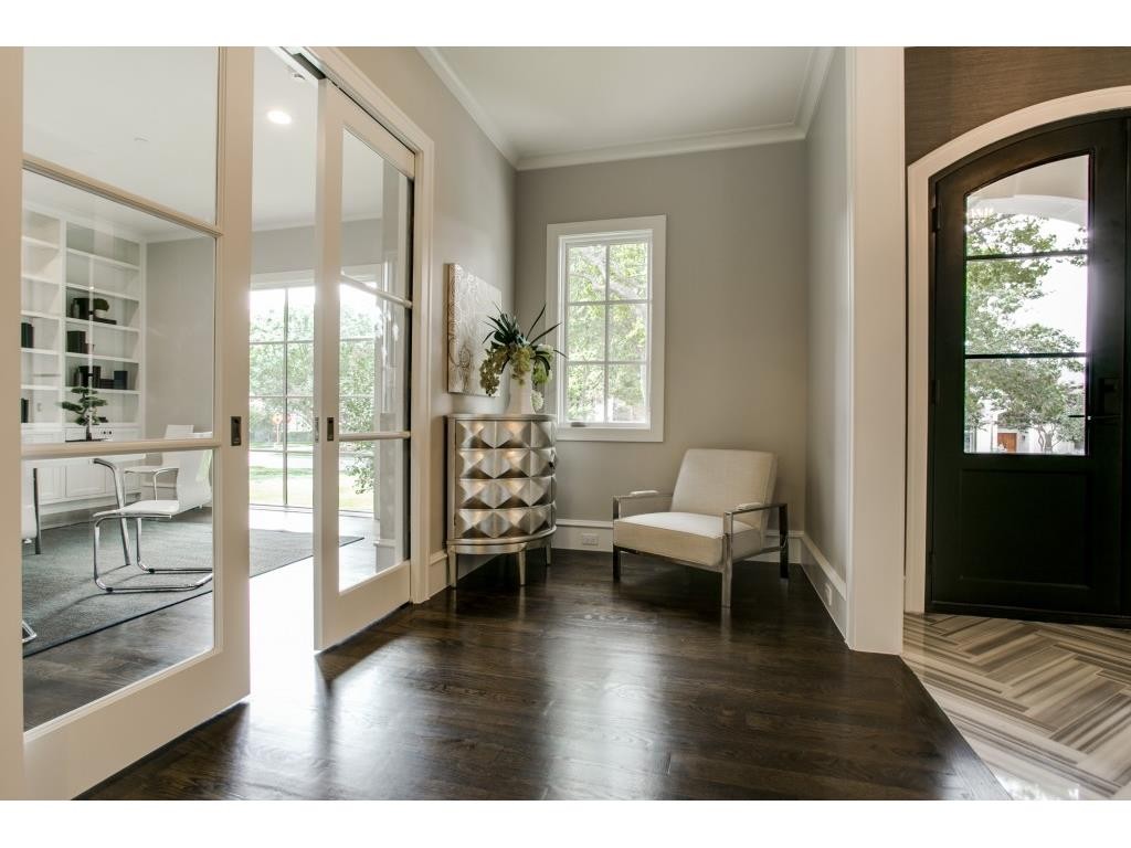 3104 Hanover foyer:loggia