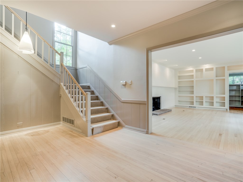 5343 Wenonah foyer