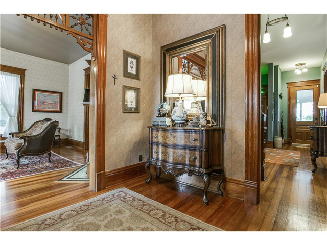 802 Brown Entry