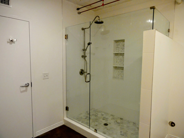 Suite 200 Seamless Showers