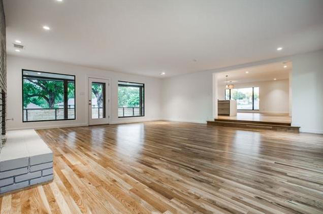 11761 Neering Living Den