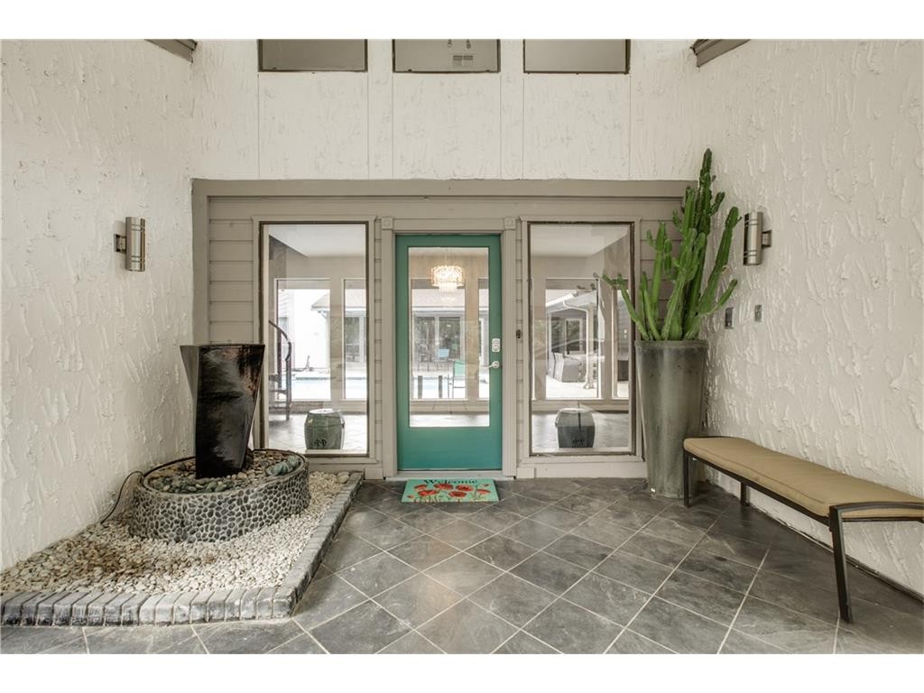 1722 Cedar Hill Entry