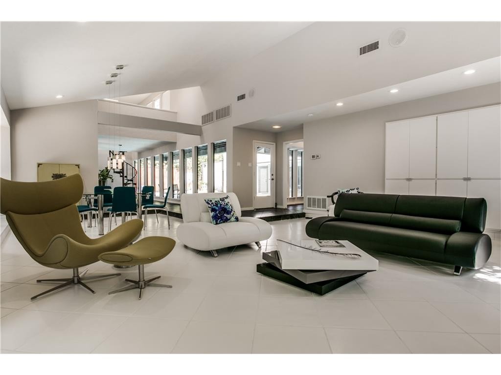 1722 Cedar Hill Living 3