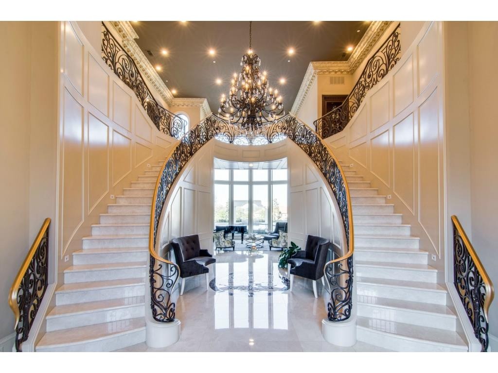 408 Woodlake Foyer