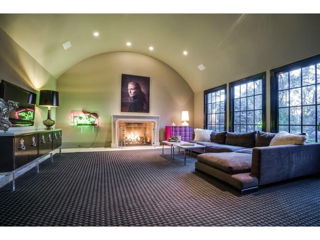 Woodland Dr. Lounge