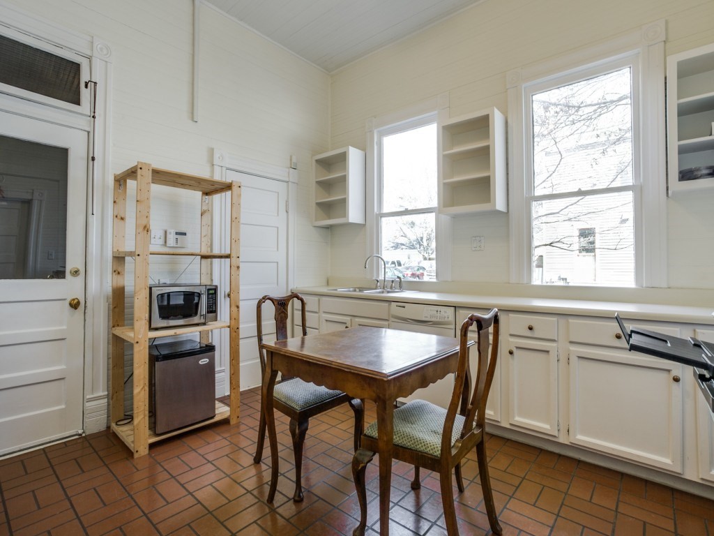 2701 Hibernia 11 kitchen