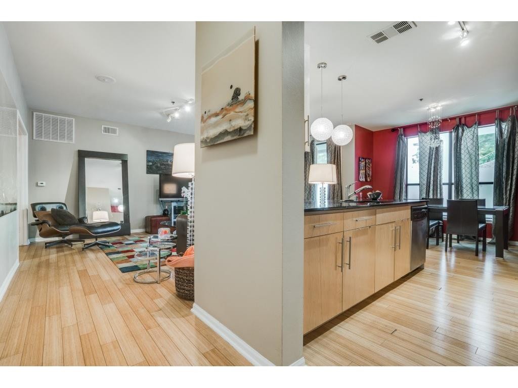 4111 Gilbert Avenue #211 Entry
