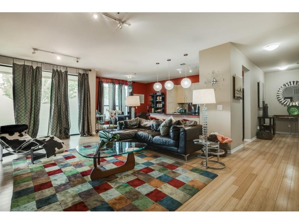 4111 Gilbert Avenue #211 Living