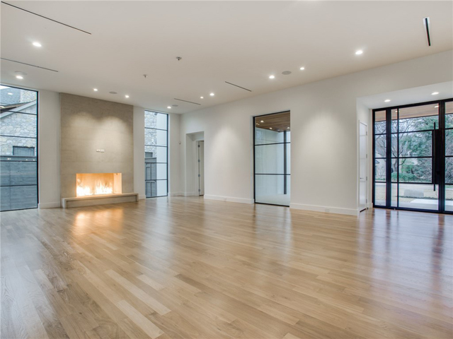 8403 Swananoah Living 2
