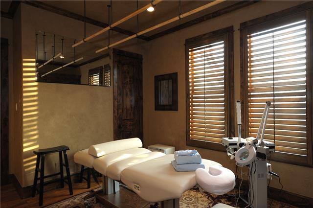 10707 massage facial room