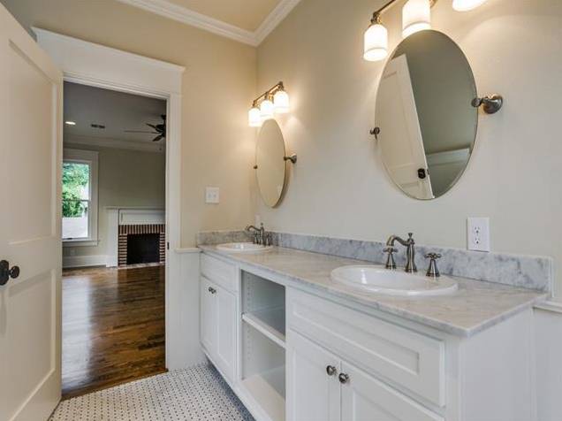 121 N Winnetka Vanity