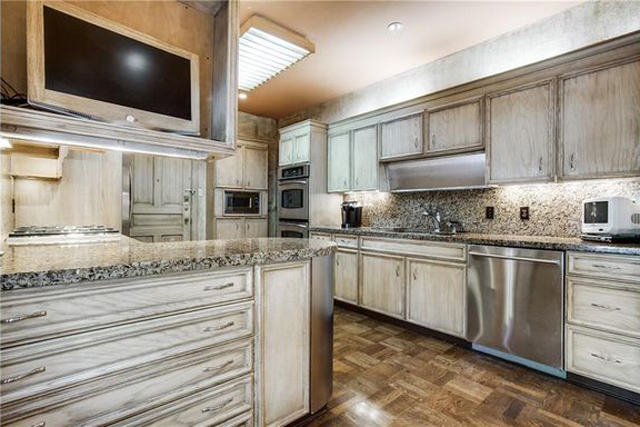 Kitchen in Imperial House $185 per foot unit (change the light, sure ... but otherwise? Pretty great.