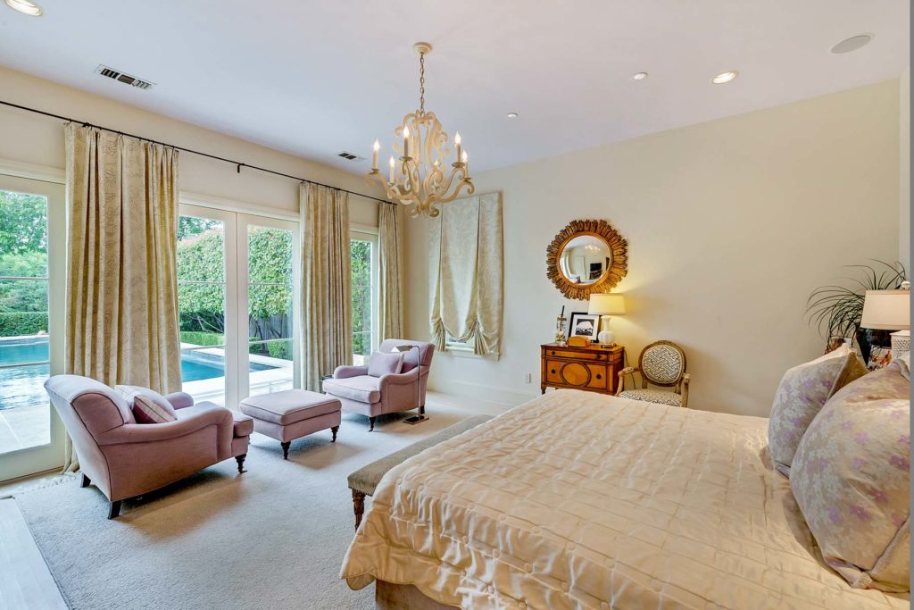 300 Crestwood Dr.