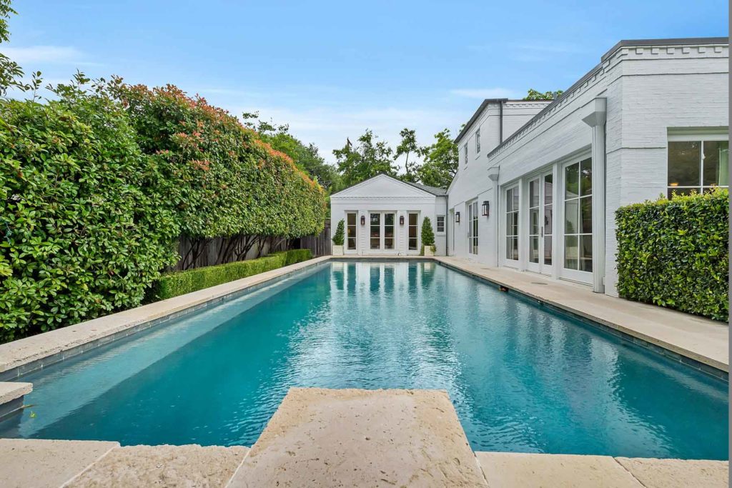 300 Crestwood Dr.