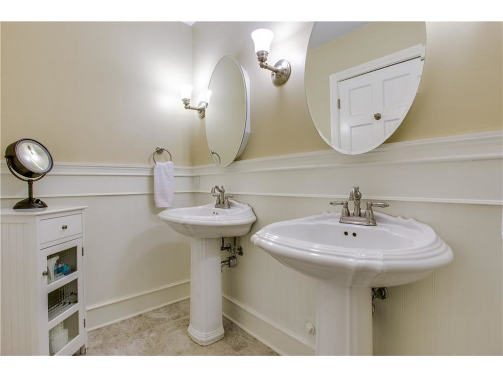 KESSLER PLAZA 2510 W 10th Street Master Bath