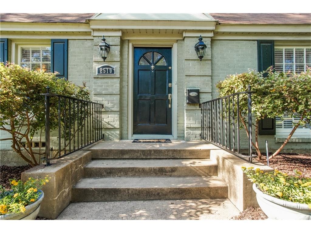 KESSLER PLAZA 2510 W 10th Street porch