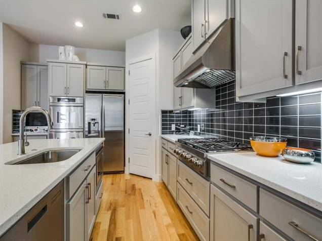 3859 Pine Tree Kitchen