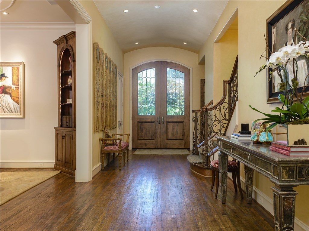 6615 Glendora foyer
