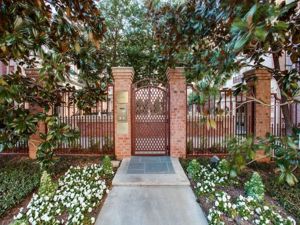 Uptown 2885 Woodside 102 Courtyard entrance