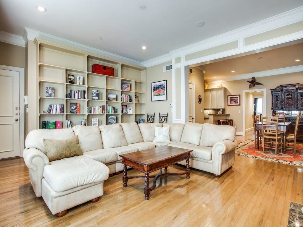 Uptown 2885 Woodside 102 Living