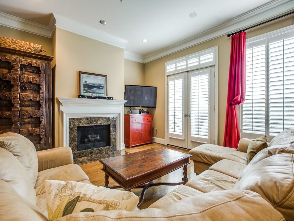 Uptown 2885 Woodside 102 Living 3