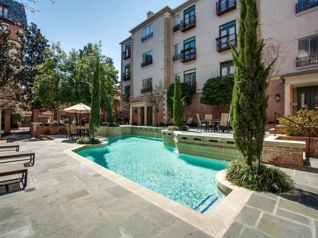 Uptown 2888 Woodside 102 Courtyard