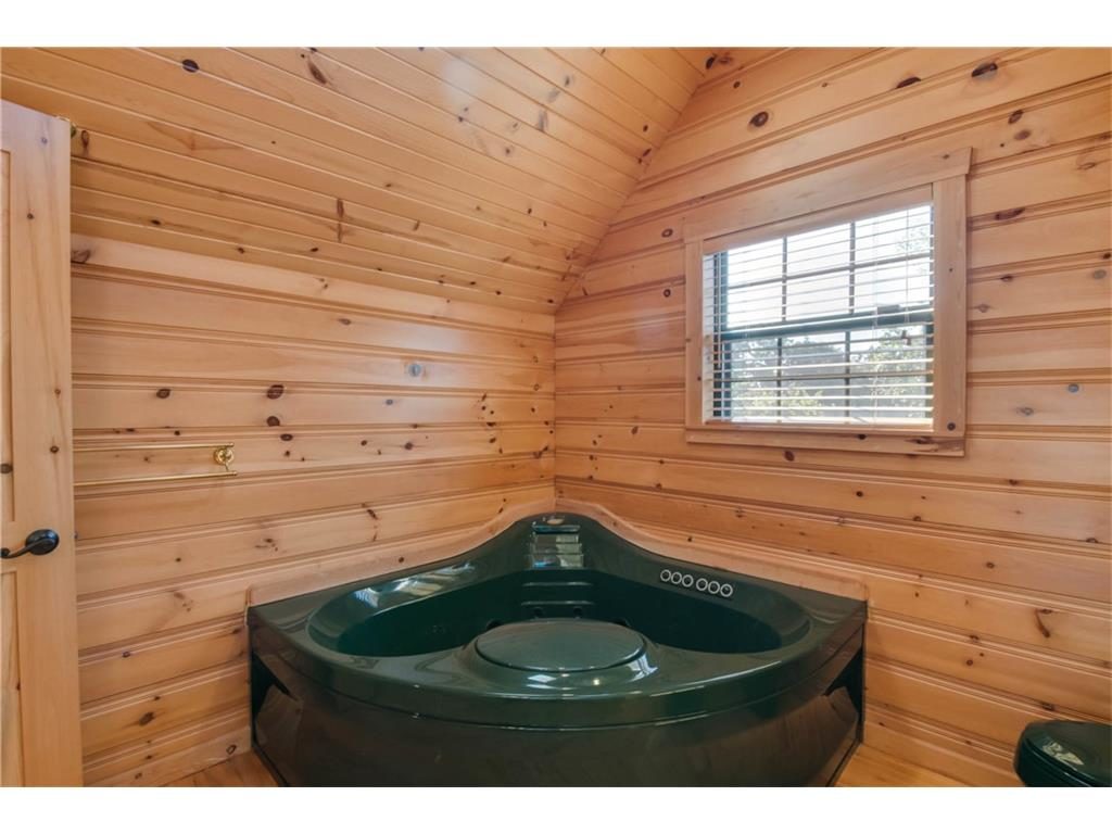 4256 Lakewood Jacuzzi